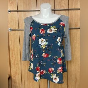 Le Lis Floral Blouse with Gray Sleeves SZ - See Measurements
